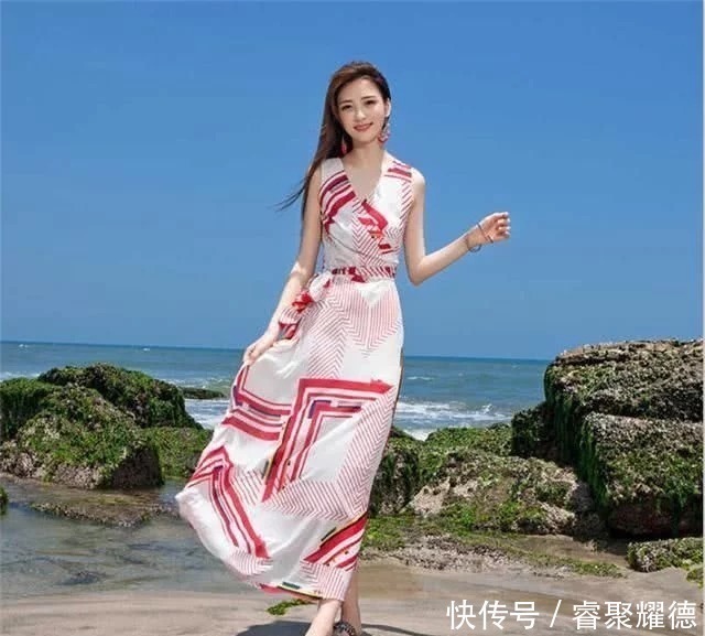 文艺范|时尚美女在海边,身穿红白色“方巾”满满的文艺范,唯美飘逸