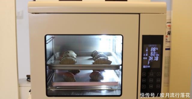 即有着浓浓的咖啡味,又有着黑麦香,日式咖啡黑麦盐面包值得一试