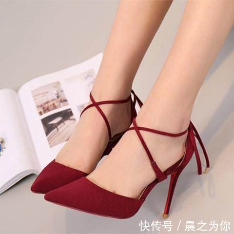 高跟鞋 尖头细高跟鞋,勾勒出完美曲线,衬托脚的小巧与柔美