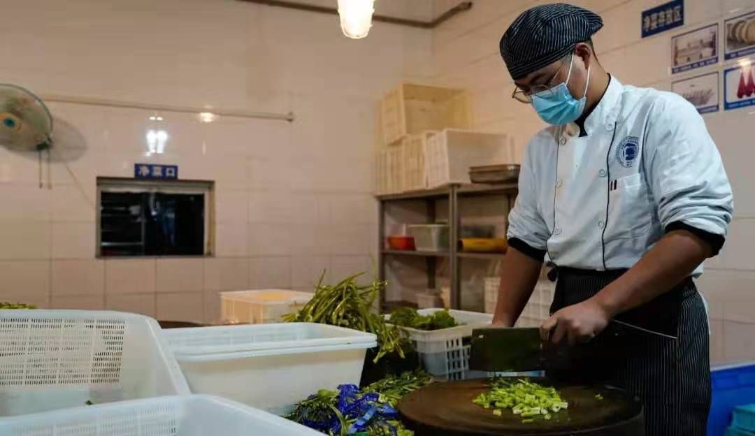 学院|成都一学院食堂厨师黄码无法入校 烹饪专业学生临时救场 同学们点赞：“打得多，盖子都盖不上”