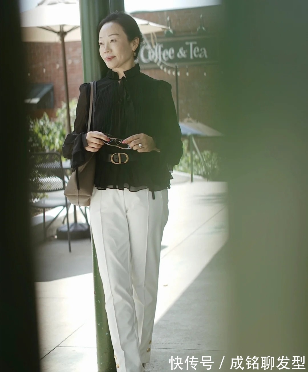 优雅|60岁的女人原来也可以这么美!自然真实不装嫩,一举一动皆优雅