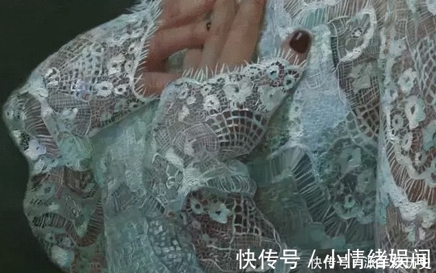 奥斯汀&女子画出神级“蕾丝作品”,网友直言:这也太逼真了吧!