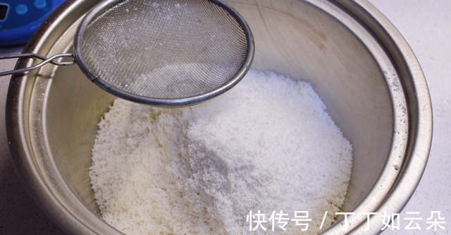 一出锅就满屋飘香的桂花糕，口感细腻香甜，入口即化！