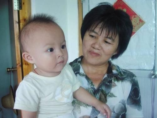 孩子|喜欢奶奶还是姥姥?7岁儿子一句平常话,揭开了现实的无奈和残酷