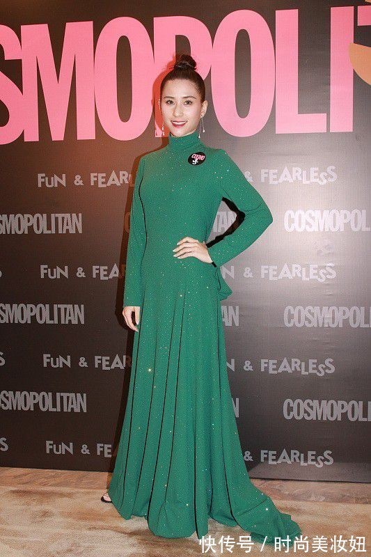 穿搭 何超莲穿衣真“大胆”,丝巾直接当挂脖上衣性感迷人,又美出圈了