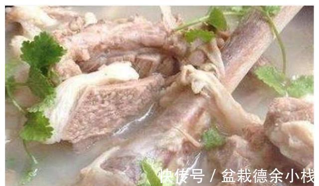炖羊肉汤|炖羊肉汤时多加一物在里面，汤汁更加奶白鲜香，还没有一点羊膻味