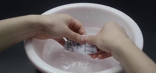 家庭|透明胶带放水里泡一泡，真是厉害，解决了很多家庭一大烦恼，实用