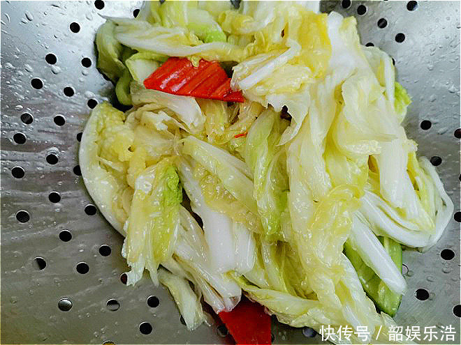 天冷了，白菜此做法才解馋！3块钱做一盘，我家一周吃5次，太香了
