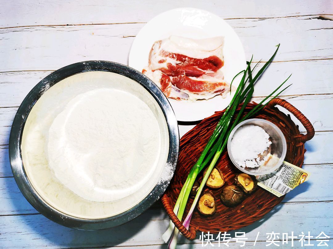 一碗粥|制作美味的香菇肉包子,搭配一碗粥,营养健康
