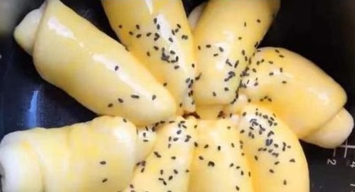 一碗面粉，2个鸡蛋，不用烤箱，一个电饭锅就可以做出美味的面包