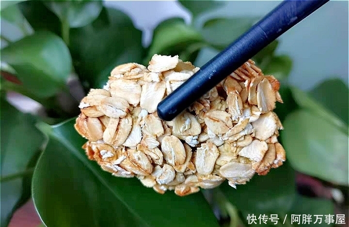  上桌|香蕉别再生吃！加1个鸡蛋，1把燕麦片，简单一烤就上桌，贼拉香