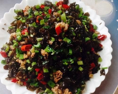 芹菜炒肉|想长寿先养肝,坚持吃三种美食,营养丰富,滋补身体,早吃早好