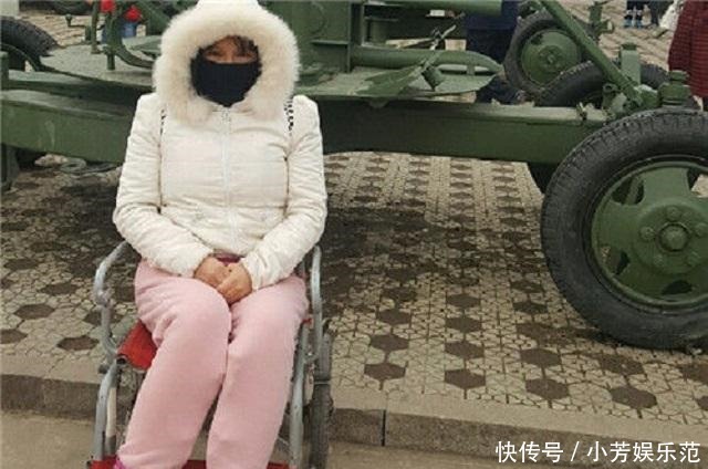 “粉红宝宝”为了美13年整形200多次,如今只能坐在轮椅上