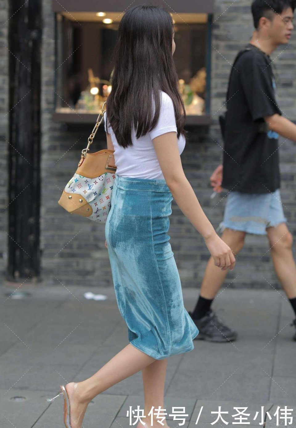 小姐姐|美女街拍:气质这东西太玄学了,有的小姐姐,走路就是好看,性感的自信小妹