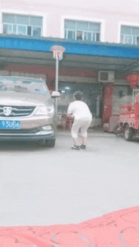 |精选搞笑GIF:这是我见过化妆化的最好的了,绝对的真材实料!