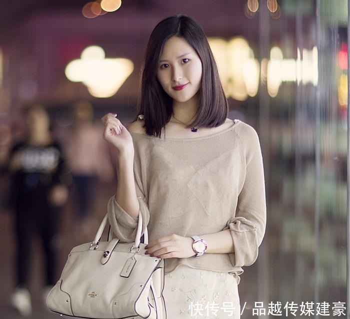 漂亮|街拍:好漂亮的小姐姐,身穿一字肩小款上衣,美极了!