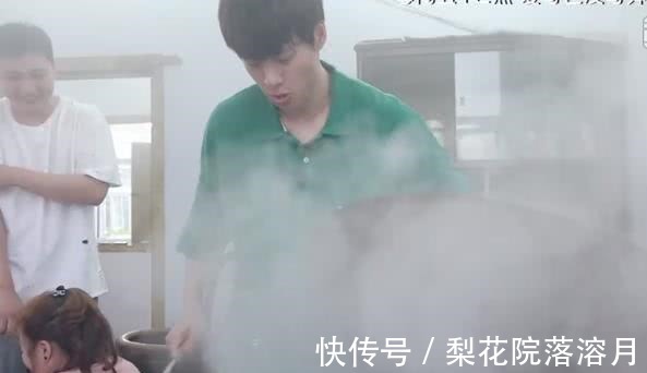 爸爸|魏大勛跟爸爸回農村,滿地都是牛糞,魏大勛的反應亮了!