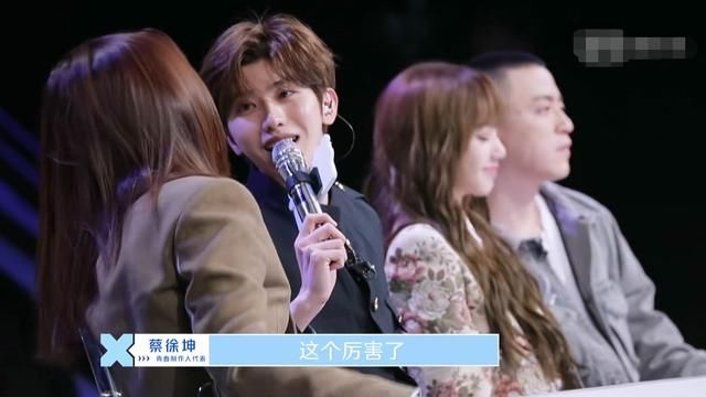 《青你》首播蔡徐坤超圈粉，当场回应自己黑料，眼光毒辣评分客观