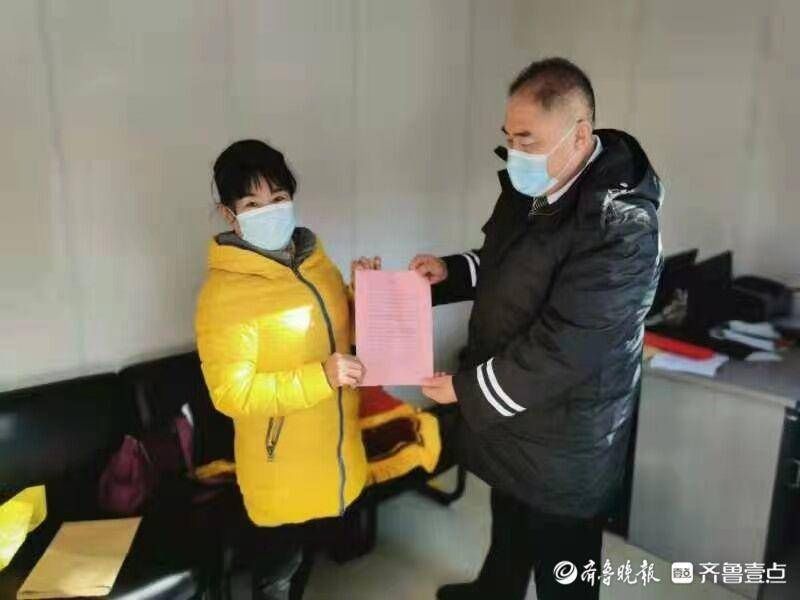 晕倒|女乘客突然晕倒驾乘携手救助，青岛601公交车驾驶员获赞扬