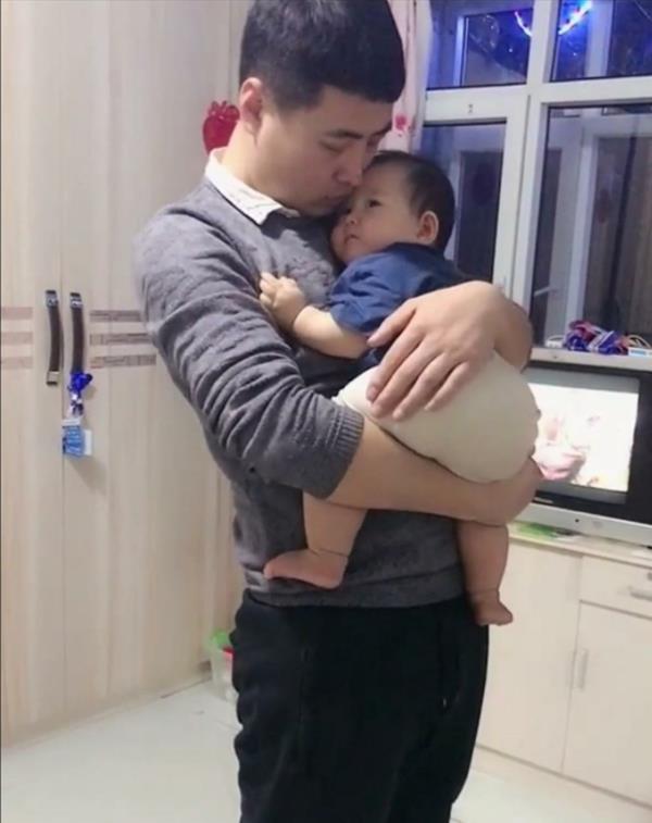 宝宝|宝爸“男扮女装”,化妆成“妈妈”哄娃睡觉,网友:画面太美