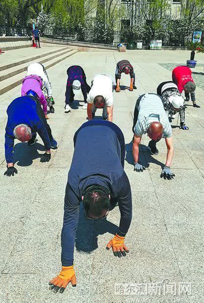 腰椎病|爬出健康 讓人驚了個呆