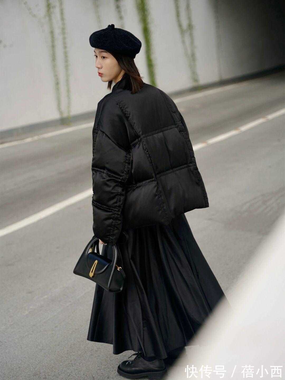 穿搭 羽绒服怎样搭配才时髦?内搭毛衣,下搭阔腿裤、牛仔裤简约高级