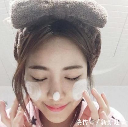 涂抹 女孩涂防晒霜时,记住“3不要”,很多人都忽视了,难怪皮肤更黑