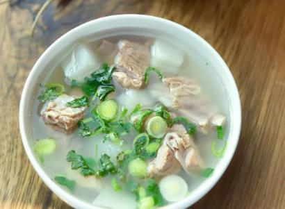 炖羊肉时,牢记“3要2不要”,羊肉汤奶白不发黑,鲜美无腥膻味!