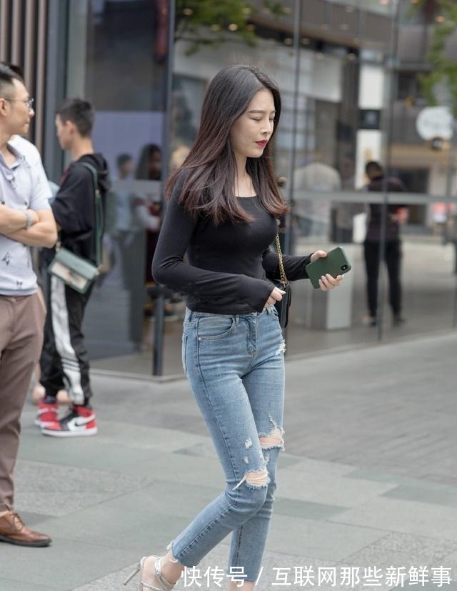 阔腿裤 花色打底裤搭配黑色上衣,运用叠穿,变得更有时尚感!