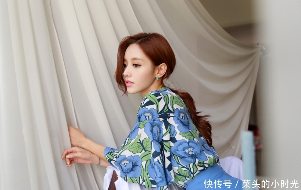 孙允珠:大花宽松款大袖上衣配蓝色束腰宽松口齐膝裙