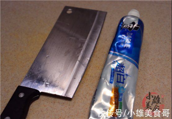 牙膏抹在菜刀上,没想到这么厉害,每家每户都用的到,赶紧去试试