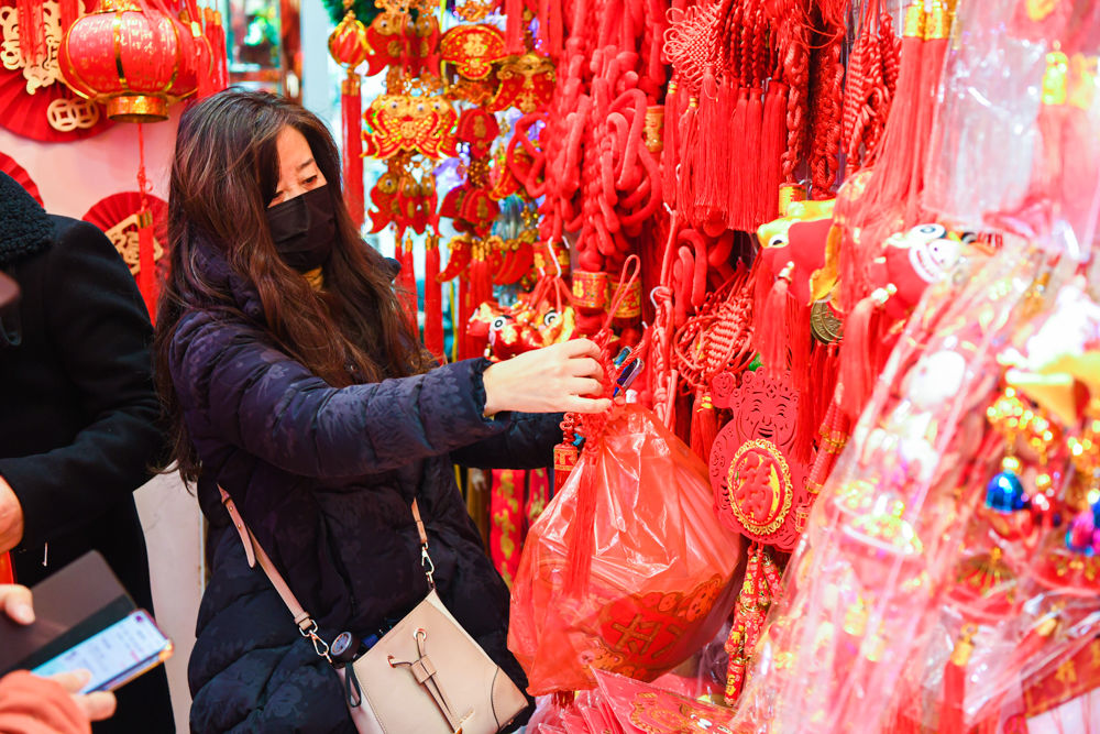 饰物|图说│过年就是要红红火火！虎年新春临近，去福佑路小商品市场挑个福字、选副春联