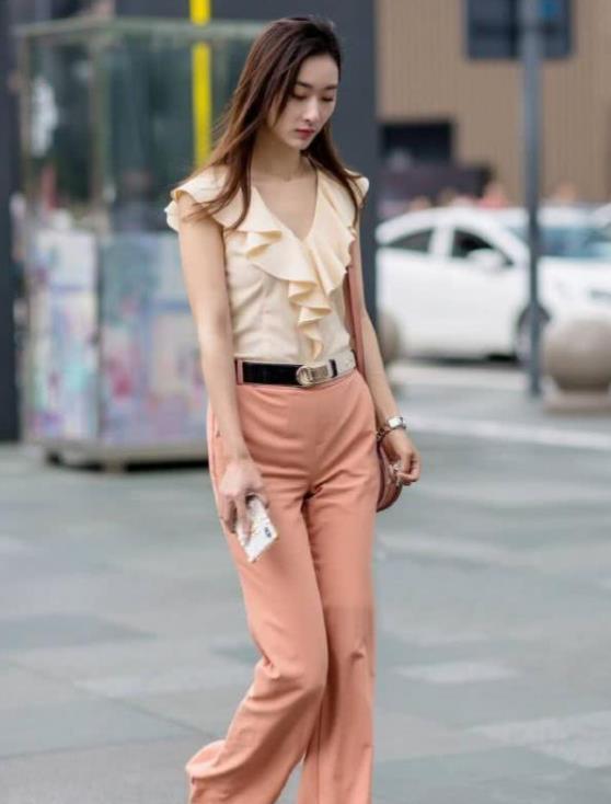 街拍:成熟有气质的美女,秀发飘逸,甜美可爱