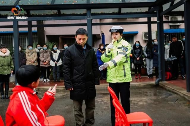 中小学开学首日，有人欢喜有人忙