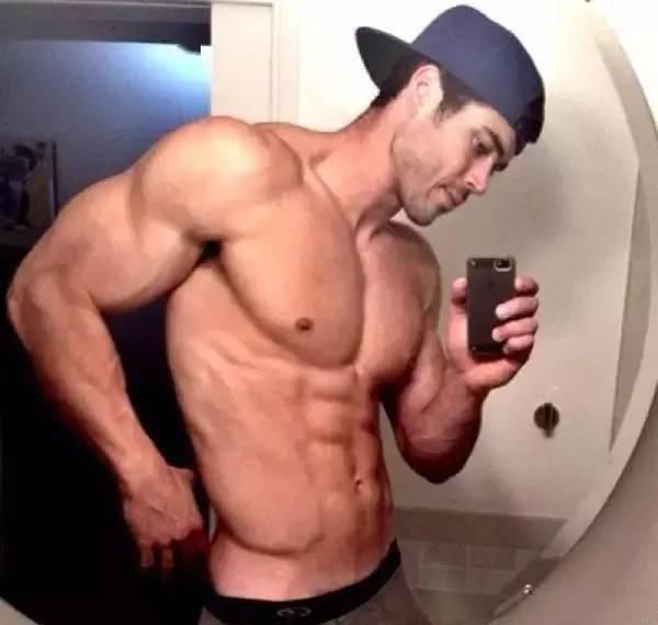 胸中缝|同样是练胸,一个卧推一个夹胸,差距有多大