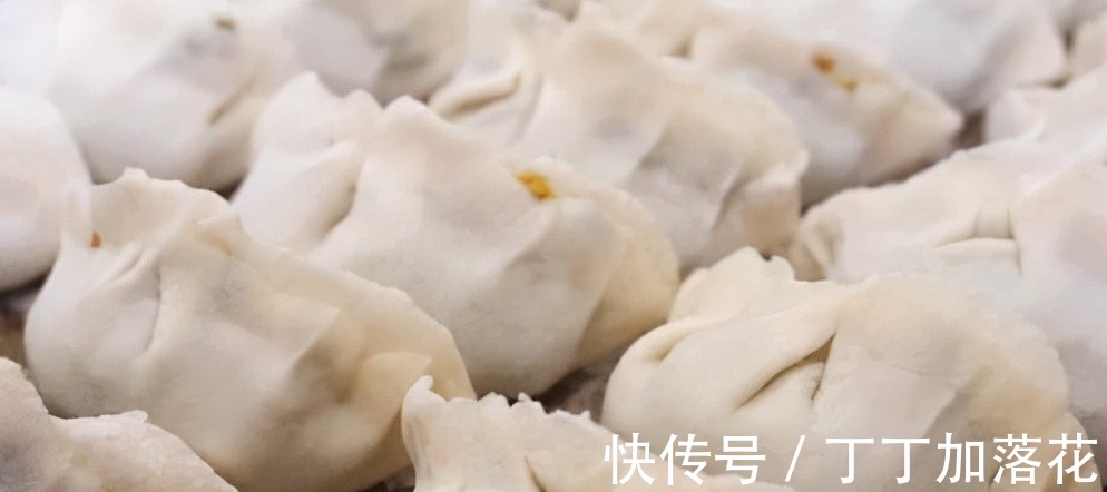 煮饺子,不要开锅就直接丢进去,牢记3点,饺子不破皮不粘还好吃!