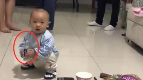 1岁孙子抓周一下就抓住这样东西不放，奶奶看完直呼：完了！