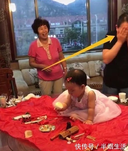 周来|一岁宝宝“抓周”,看到孩子抓的东西奶奶瞬间黑脸,宝妈:没眼看