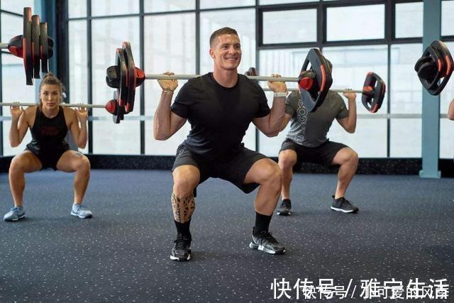 众人|外国小伙每天100个深蹲,坚持了5年之久,如今的膝盖看懵众人