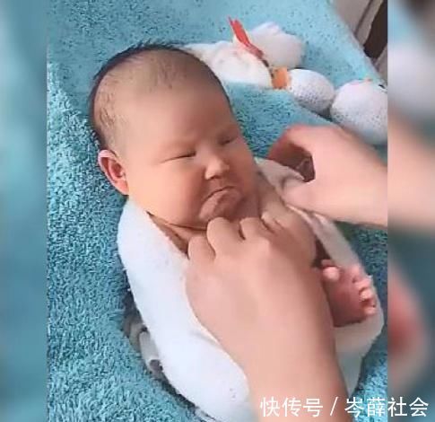 聚德|宝宝“丑萌”满月照火了!紧皱眉头一脸嫌弃,网友笑翻:生无可恋