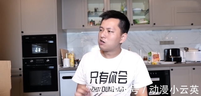 更上一层楼|敬汉卿挑战300斤南瓜王，自嘲是在吃猪食 ，发布不到一小时播放量上10W