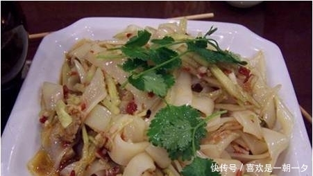 白族的传统美食,雕梅白族姑娘心灵手巧的标志,生皮是待客名菜