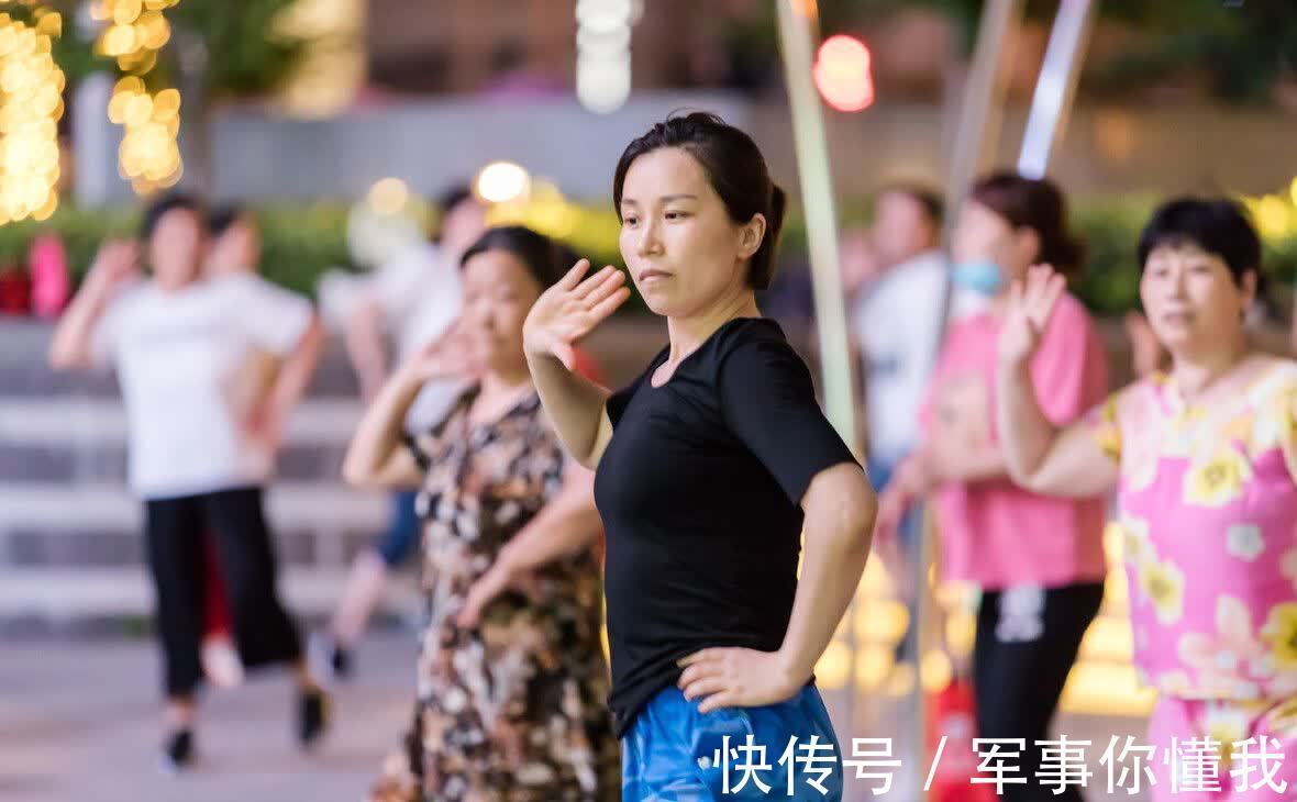 老两口|为什么奉劝老年人不要去跳交谊舞?62岁阿姨:交谊舞害人不浅