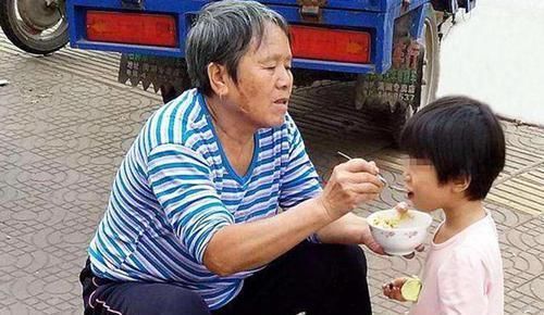 保姆|“如若可以,别轻易帮女儿带娃”,姥姥的忠告很现实,值得一听