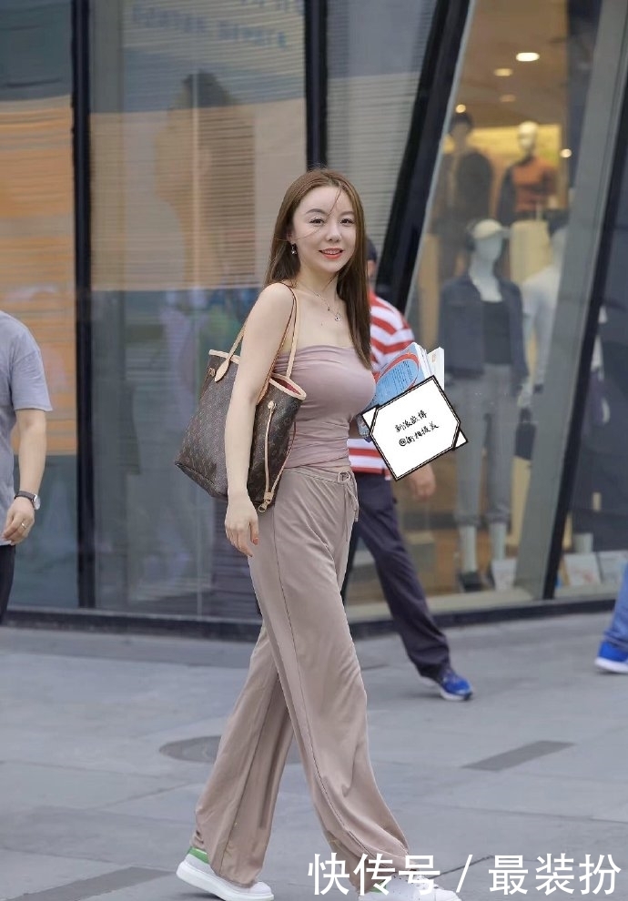 魅力|全身裸色的搭配,显得女人的高贵与魅力,散发出诱人的气质!