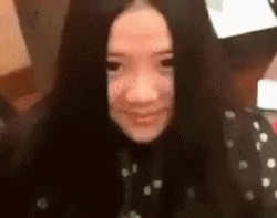 |搞笑GIF:嫂子为了让大哥戒烟 使尽了她浑身招数