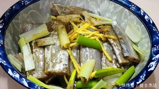 炸带鱼时,万万不可直接下锅炸,多加这1步,带鱼不腥不腻又酥脆