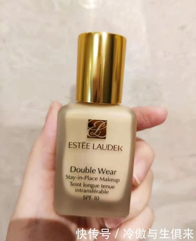 精华液|雅诗兰黛DW粉底液真的好用吗避免盲目跟风，适不适合你看完才知