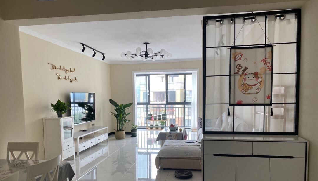 人家里|越來越多人不做吊頂,不做電視墻,看看她家裝修,簡約又漂亮