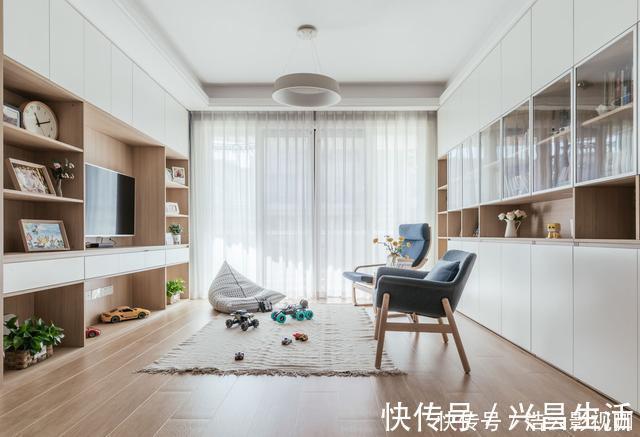 客厅|这对夫妻很有远见,客厅不放沙发茶几,让一家人的感情快速升温